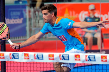 Juan Lebrón, con palas de pádel Babolat.