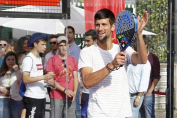 Novak Djokovic jugando al padel