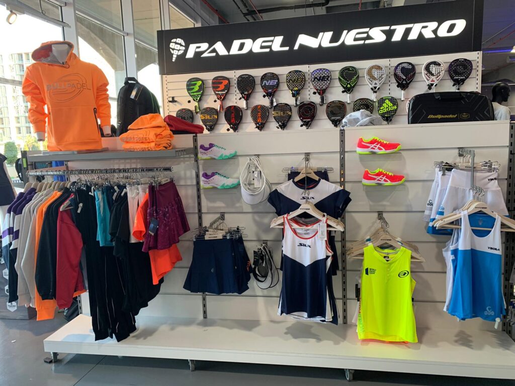 Interior de la tienda Padel Nuestro en Intersport Ademuz